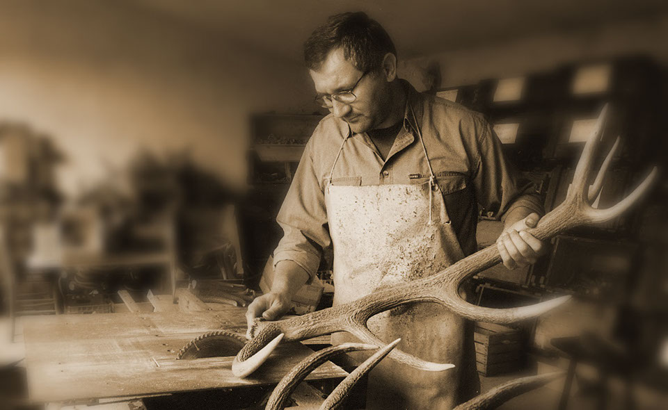 Coltellerie Lepre Maniago dal 1950, coltelli fatti a mano, taglio delle corna